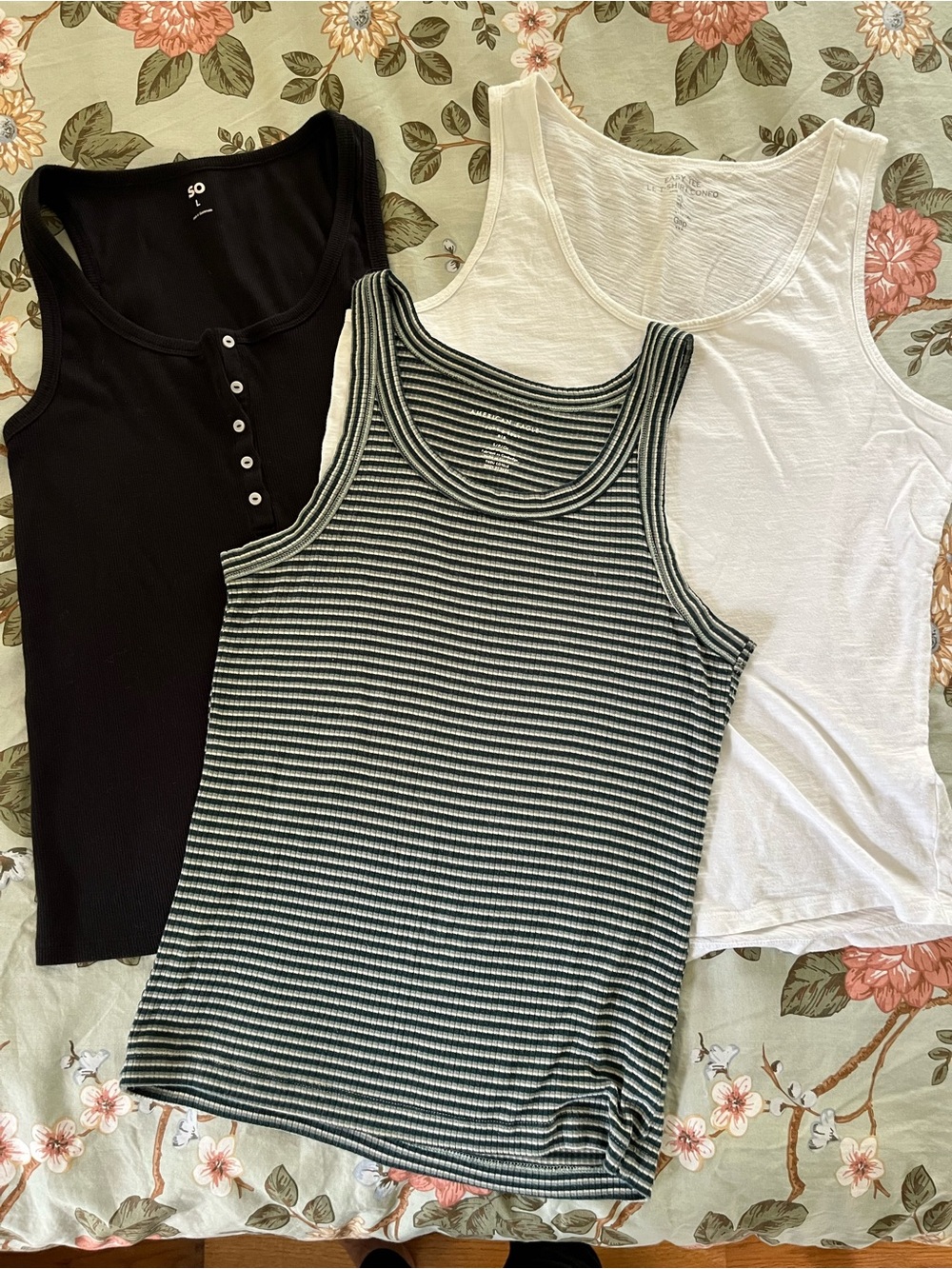 🌟Bundle of Tank Tops Fit like Med/ Large